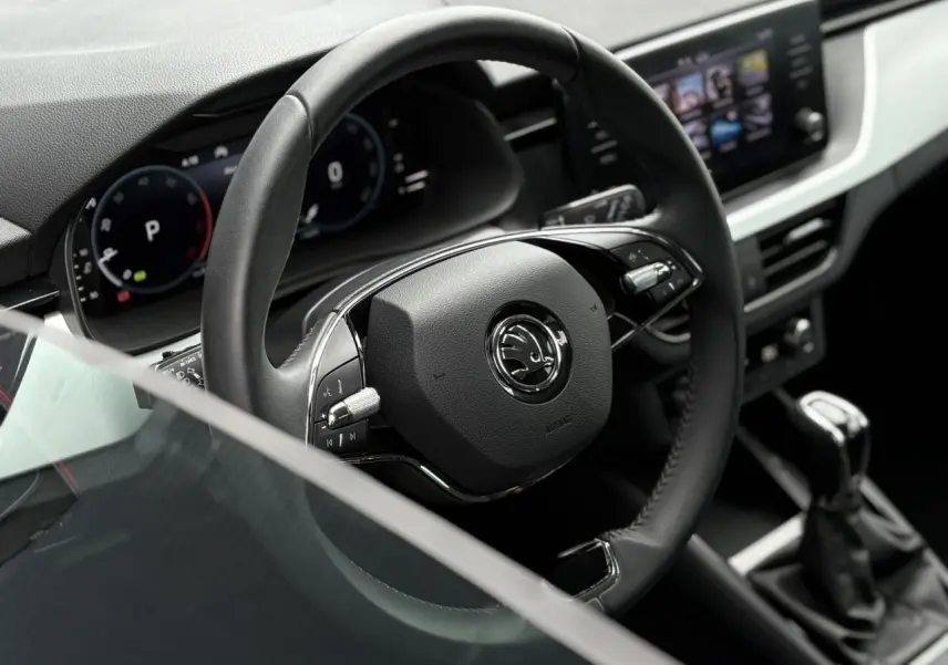 Vue rapprochée du volant cuir multifonctions et du tableau de bord digital du Skoda Kamiq TSI 110 DSG Ambition.