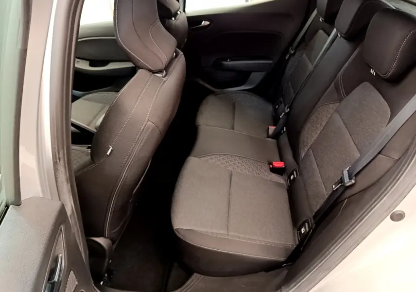 Vue intérieure côté droit sur la banquette arrière grise de la Renault Clio Business TCe 100 de 2020.