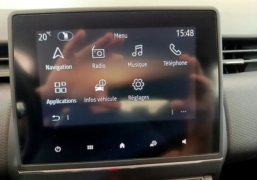Écran tactile central de la Renault Clio Business TCe 100 2020 affichant le menu principal avec navigation et réglages.