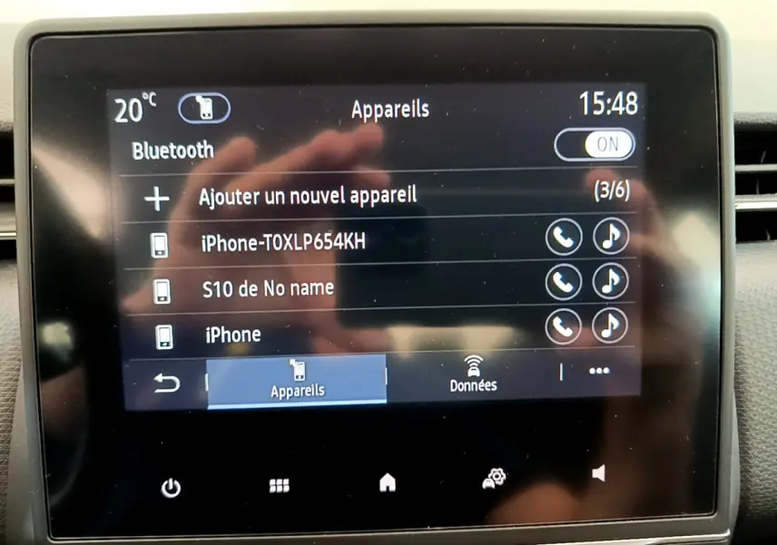 Écran tactile central de la Renault Clio Business TCe 100 2020 affichant la connexion Bluetooth et les appareils appairés.