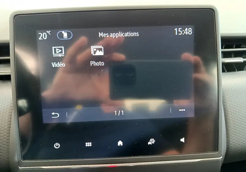 Écran tactile central de la Renault Clio Business TCe 100 2020 affichant les applications vidéo et photo.