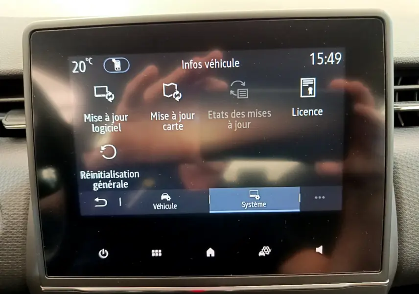 Écran tactile central affichant les options de mise à jour du système dans une Renault Clio Business TCe 100 de 2020.