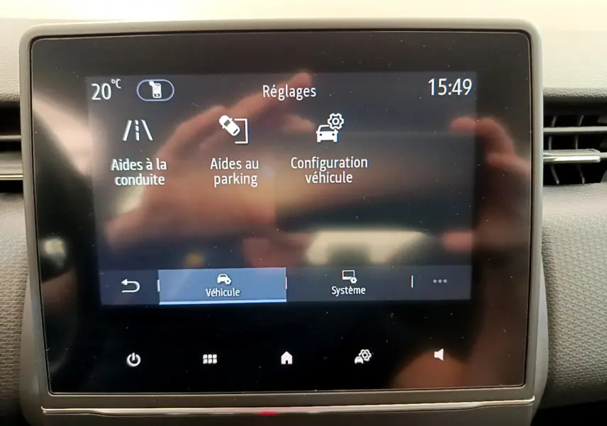 Écran tactile central de la Renault Clio Business TCe 100 2020 affichant les aides à la conduite et au parking.