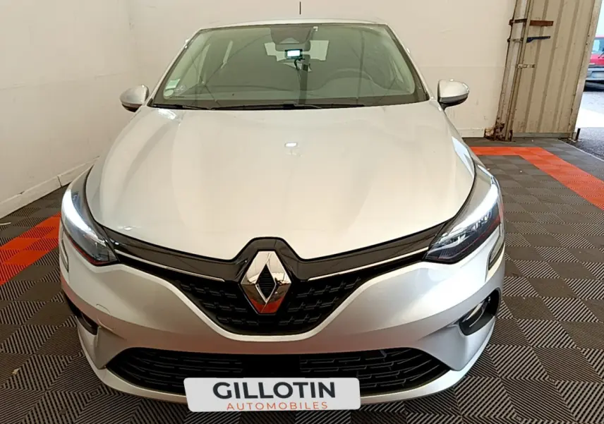 Vue frontale d'une Renault Clio Business TCe 100 gris clair avec phares LED allumés en intérieur.