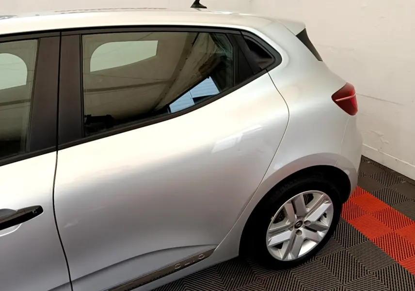 Vue latérale droite sur l'arrière d'une Renault Clio Business TCe 100 gris clair avec jante alliage et feux arrière LED.