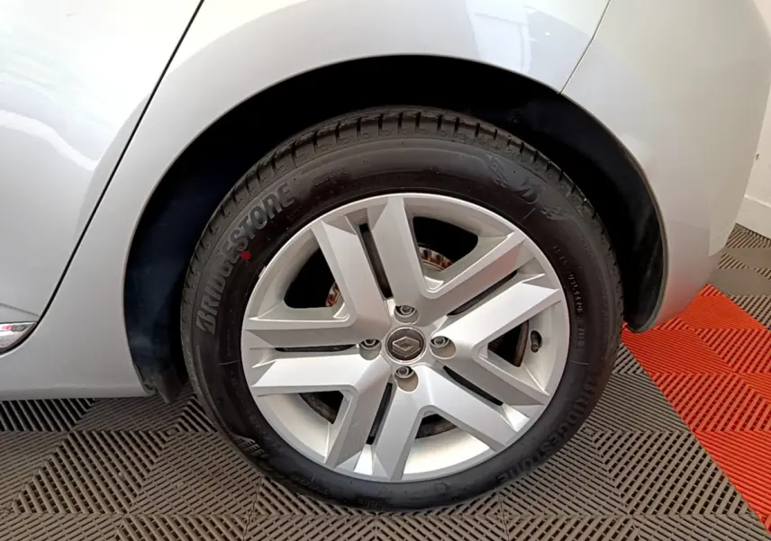 Gros plan sur la roue arrière droite gris clair de la Renault Clio Business TCe 100 avec jante alliage et pneu Bridgestone.