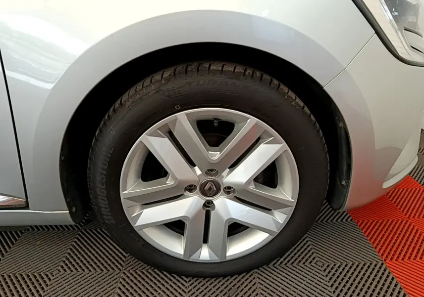 Gros plan sur la roue avant droite gris clair d'une Renault Clio Business TCe 100 2020 avec jante alliage à cinq branches.