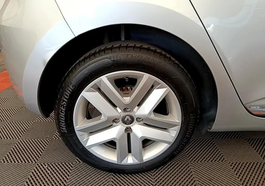 Gros plan sur la roue arrière droite gris clair de la Renault Clio Business TCe 100 avec jante alliage et pneu Bridgestone.