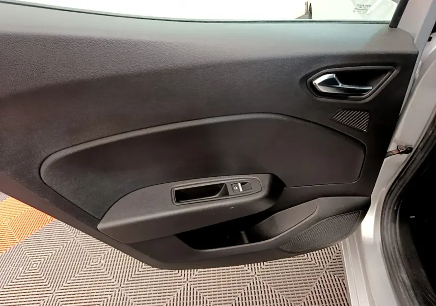 Vue intérieure de la porte avant droite gris clair de la Renault Clio Business TCe 100 avec poignée et commande de vitre électrique
