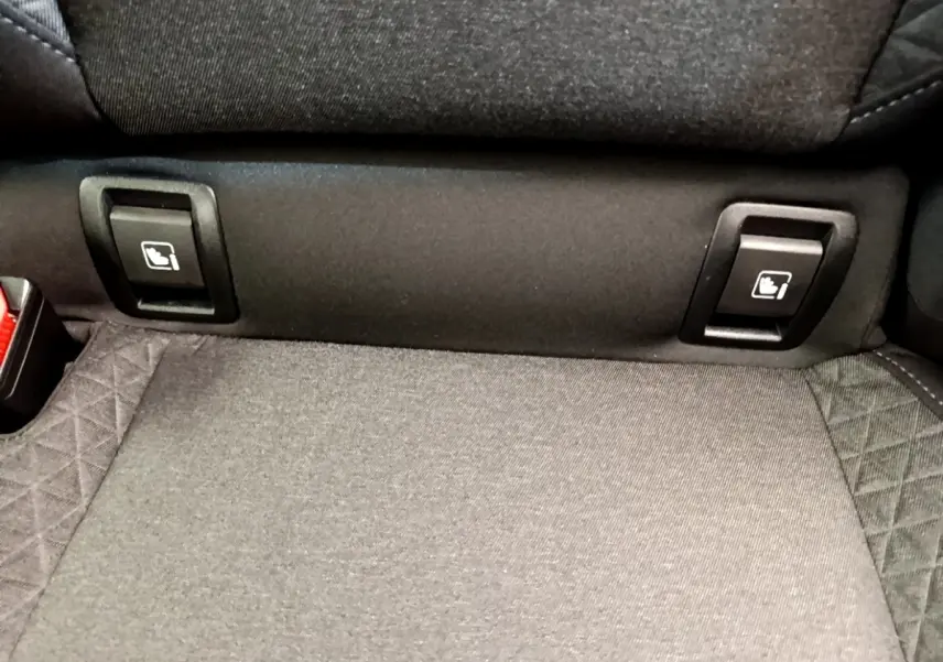 Détail des commandes de rabattement des sièges arrière sur une Renault Clio Business TCe 100 gris clair, vue intérieure rapprochée.