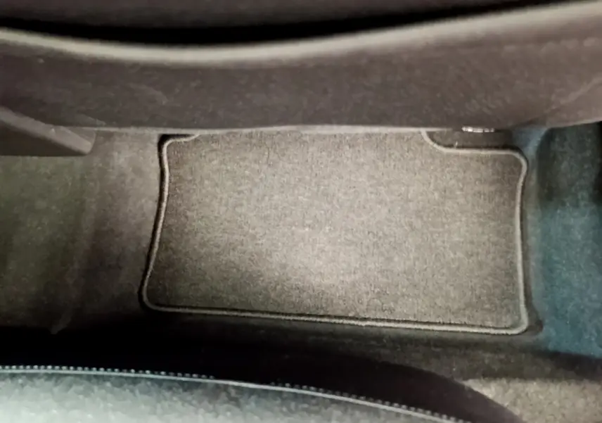 Tapis de sol gris foncé côté passager avant de la Renault Clio Business TCe 100 de 2020.