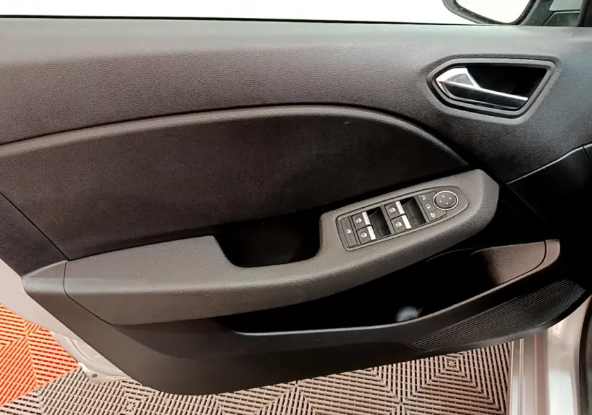 Panneau de porte avant gauche noir de Renault Clio Business TCe 100 gris clair, avec commandes électriques des vitres.