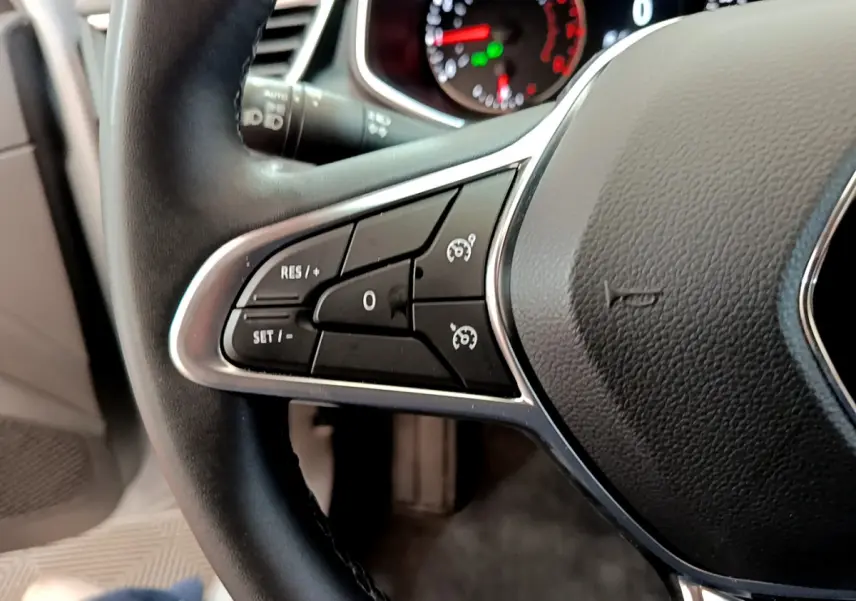 Gros plan sur le volant cuir noir de la Renault Clio Business 2020, avec commandes de régulateur de vitesse visibles.