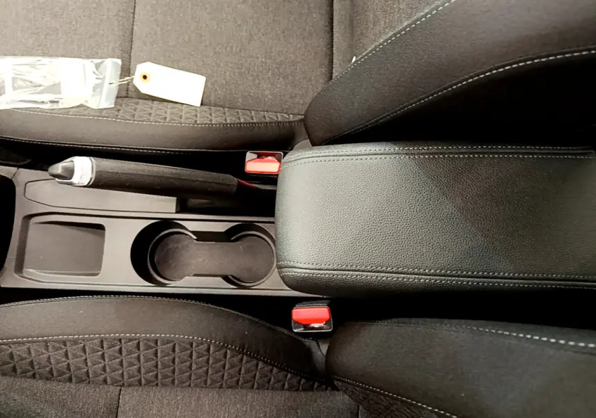 Vue rapprochée de la console centrale et frein à main de la Renault Clio Business TCe 100 2020 en tissu gris foncé.