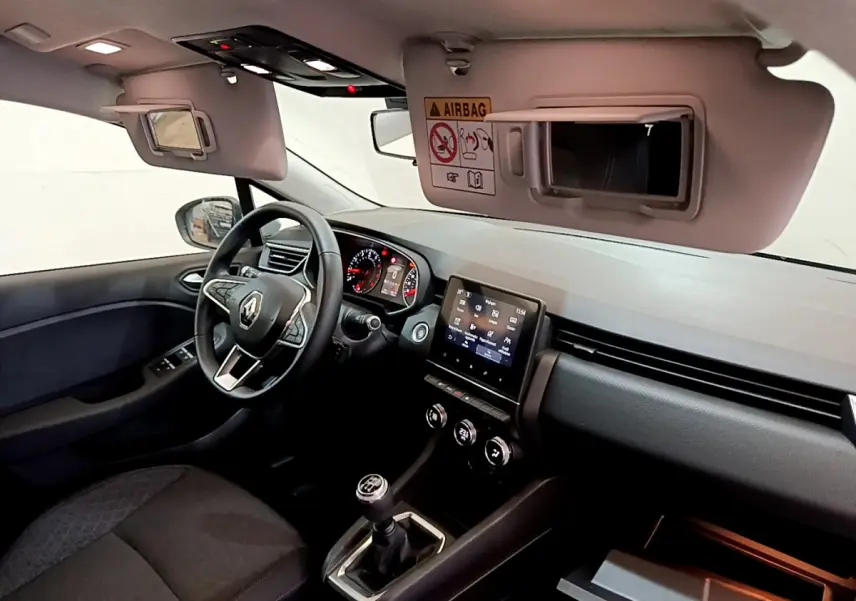 Intérieur Renault Clio Business TCe 100 2020, vue côté conducteur, volant cuir, écran tactile et boîte manuelle visibles.