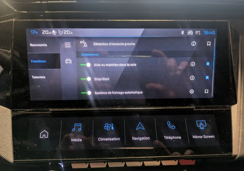 Écran tactile central de la Peugeot 308 2025 montrant les assistances à la conduite et les options multimédia.