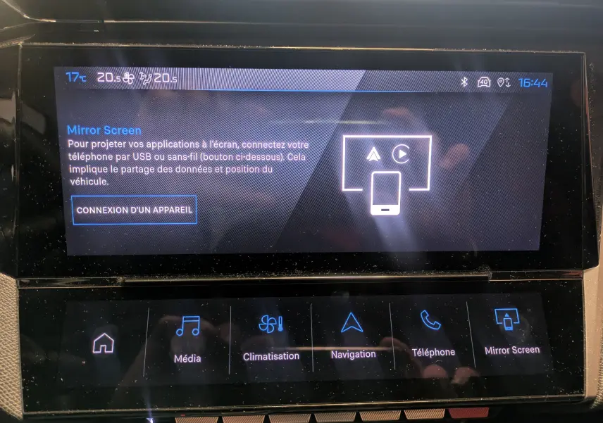 Écran tactile central du tableau de bord de la Peugeot 308 2025, affichant les options multimédia et Mirror Screen.