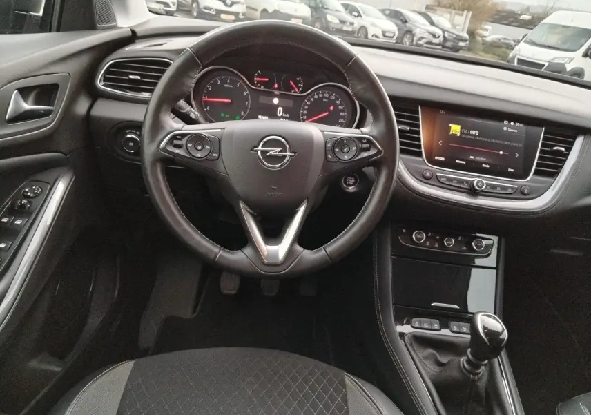 Vue intérieure centrée sur le volant Opel Grandland X 2019, tableau de bord et levier de vitesse manuel visibles.