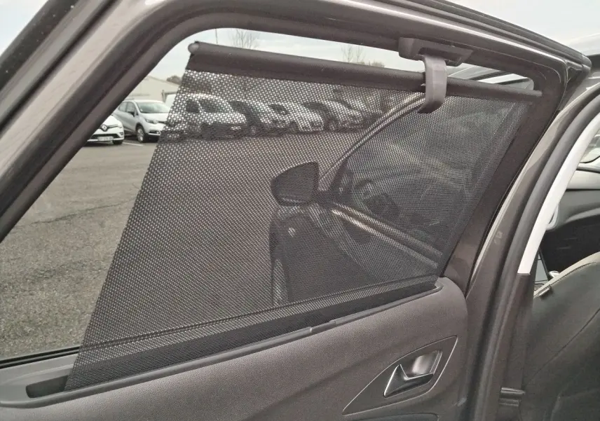 Store pare-soleil noir installé sur la porte arrière côté droit d'un Opel Grandland X gris platinium de 2019.