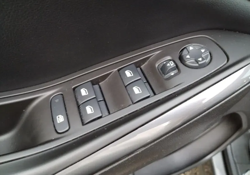 Commande des vitres électriques et réglage des rétroviseurs côté conducteur de l'Opel Grandland X gris platinium 2019.