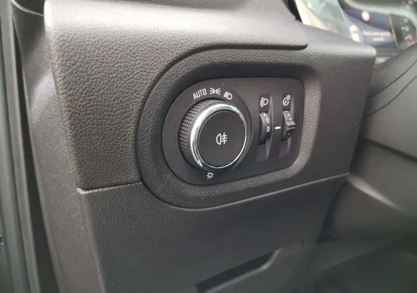 Gros plan sur le panneau de commandes d'éclairage intérieur de l'Opel Grandland X gris platinium, côté gauche du tableau de bord.