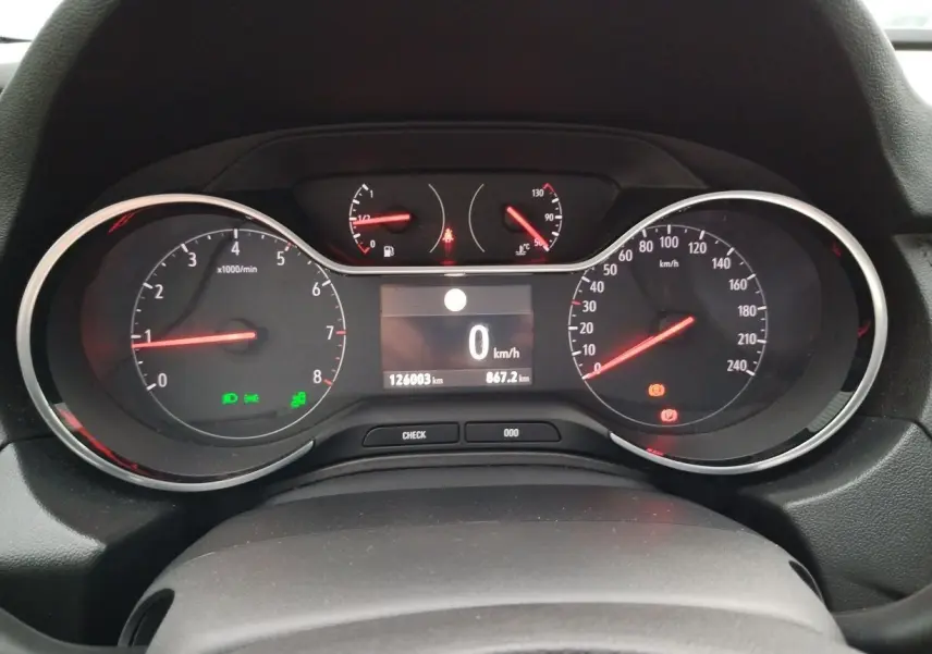 Vue rapprochée du tableau de bord de l'Opel Grandland X gris platinium, affichant le compteur et les voyants allumés.