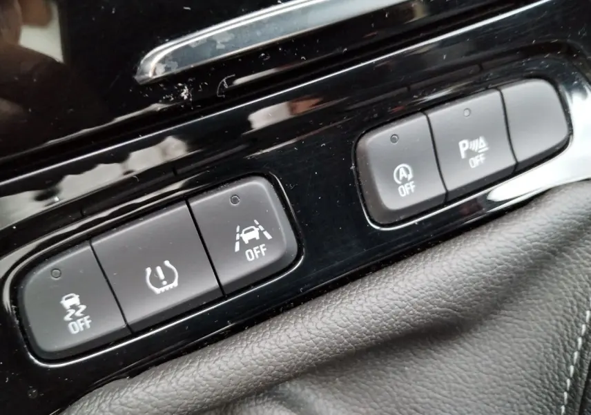 Gros plan sur les boutons de commande du tableau de bord noir de l'Opel Grandland X gris platinium, version 2019.