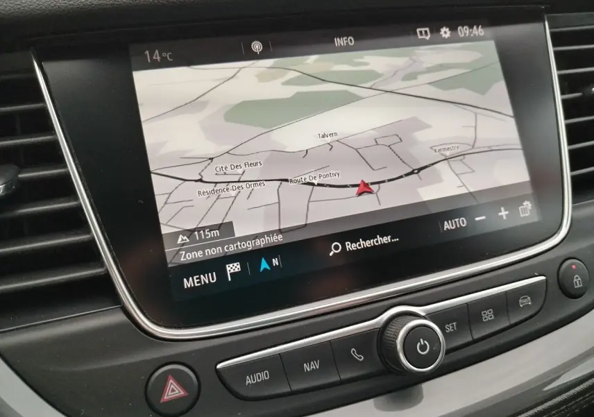 Écran tactile du système de navigation de l'Opel Grandland X gris platinium, affichant une carte et commandes audio.