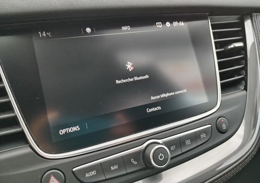 Écran tactile central de l'Opel Grandland X gris platinium, affichant la recherche Bluetooth dans l'habitacle.