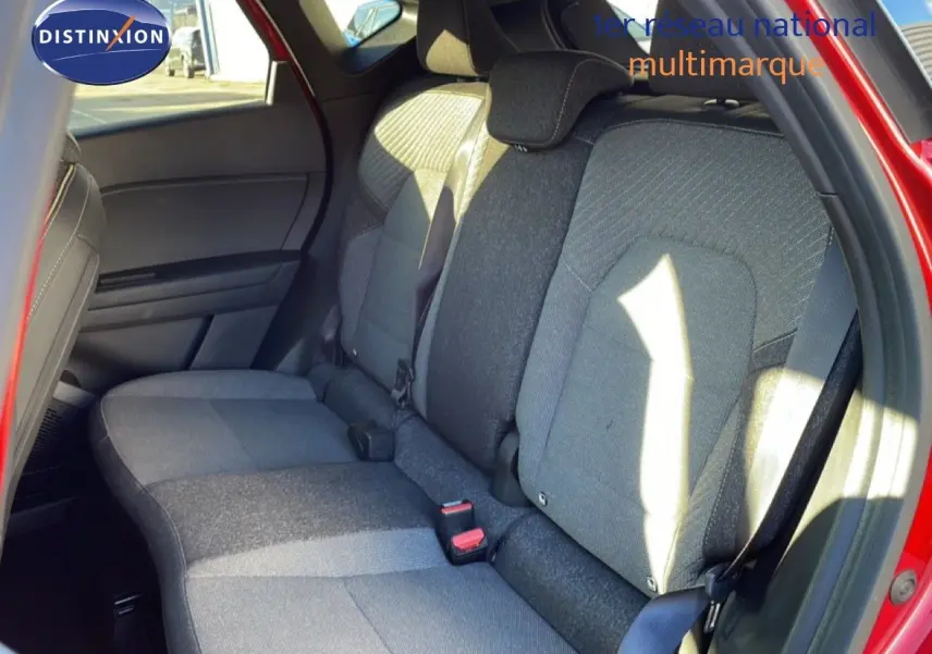 Vue intérieure côté droit sur les sièges arrière gris du Renault Captur rouge Désir Métal avec toit noir.