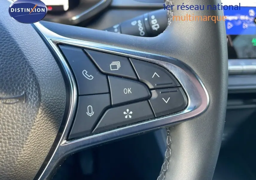 Gros plan sur les commandes au volant du Renault Captur 2025, finition Techno, avec volant cuir et boutons multifonctions.