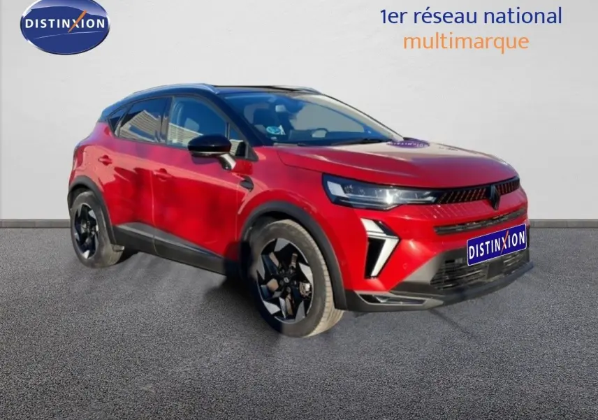 Renault Captur 1.0 ECO-G 100ch Techno rouge désir métal avec toit noir, vue 3/4 avant droit sur fond neutre.