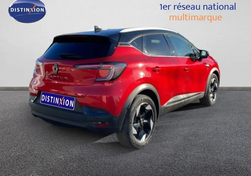 Vue 3/4 arrière droite du Renault Captur rouge Désir Métal avec toit noir et jantes noires contrastées.