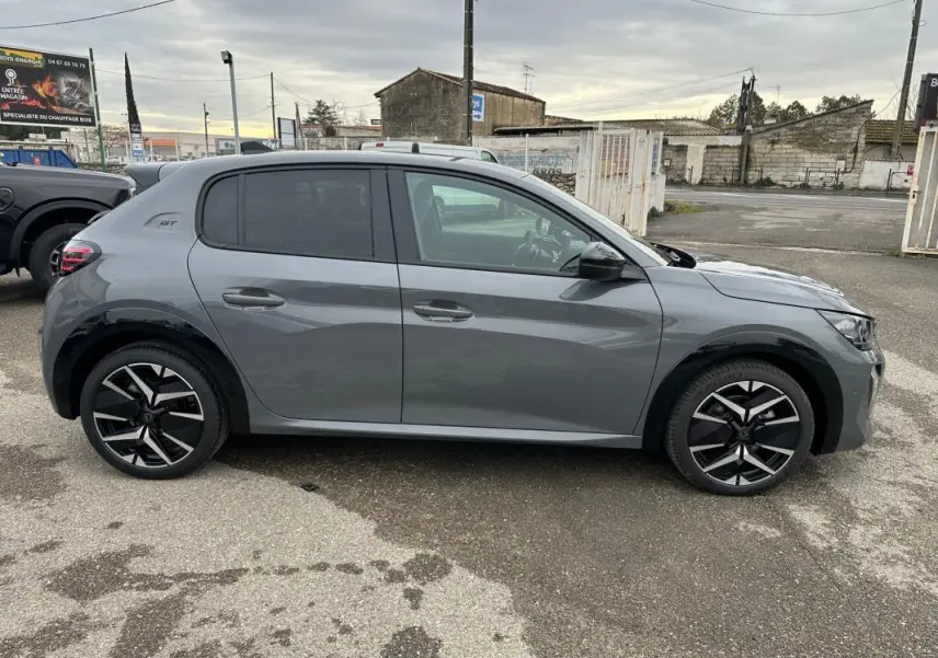 Vue de profil côté gauche d'une Peugeot 208 Hybrid 110 e-DCS6 GT gris avec jantes alliage 17 pouces et rétroviseurs noirs.