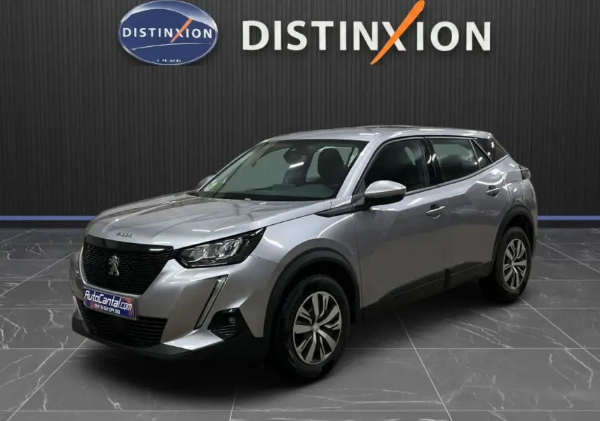 Peugeot 2008 Active Business gris alu en 3/4 avant droit, SUV compact avec calandre noire et jantes alliage.