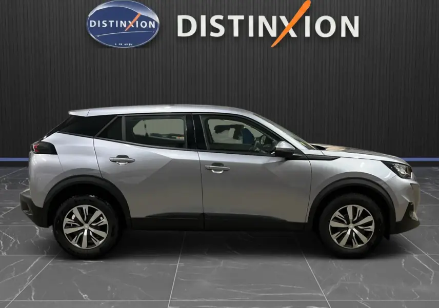 Peugeot 2008 Active Business gris alu vue de profil côté gauche, avec jantes et détails noirs contrastants.