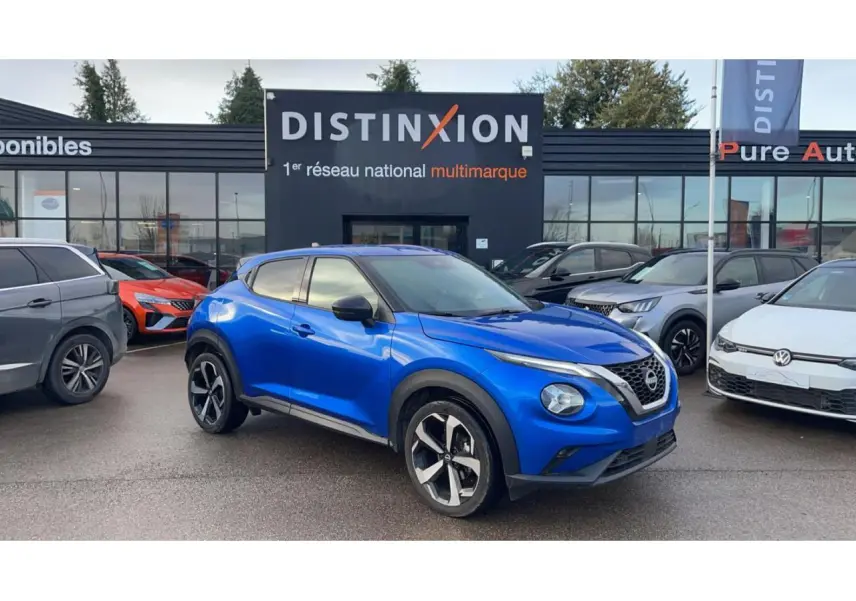Nissan Juke II bleu magnetic en 3/4 avant droit avec jantes alliage noires devant concession multimarque Distinxion