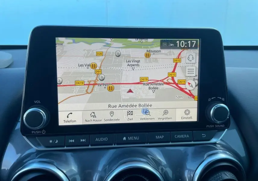 Écran tactile du système de navigation NissanConnect du Nissan Juke II 2024 affichant une carte routière.