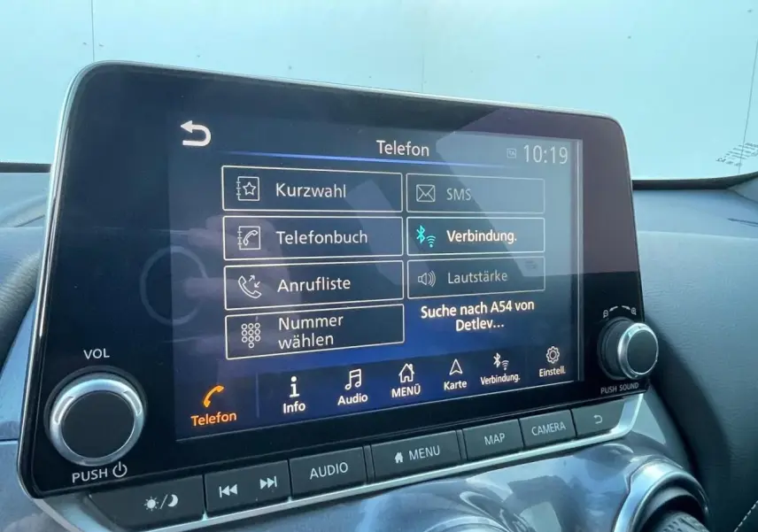 Écran tactile central du Nissan Juke 2024 affichant le menu téléphone avec commandes audio et navigation.