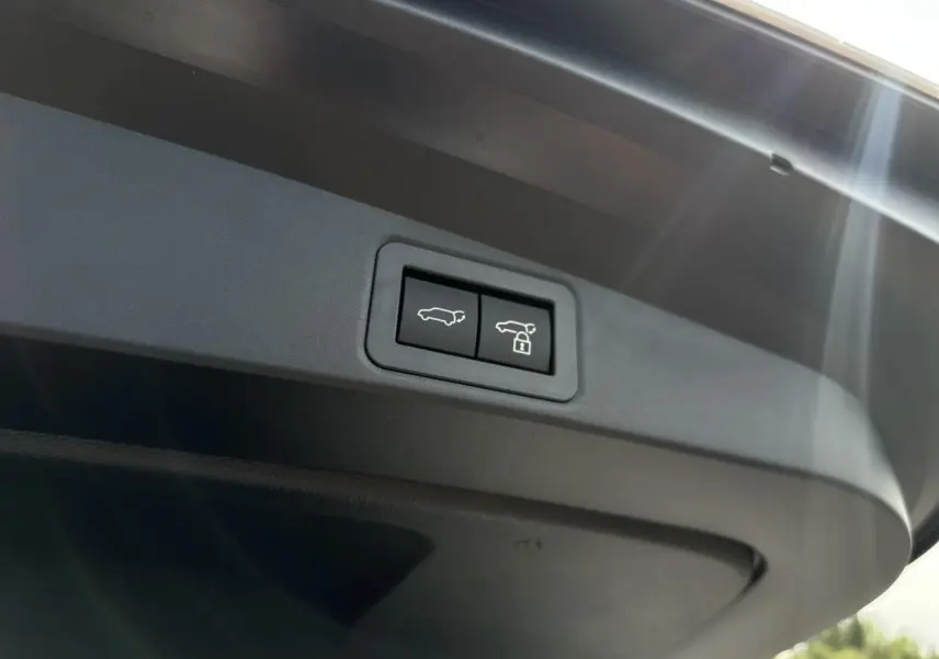 Boutons d'ouverture et de verrouillage électrique du hayon du coffre sur Toyota Corolla Touring Sport blanc.