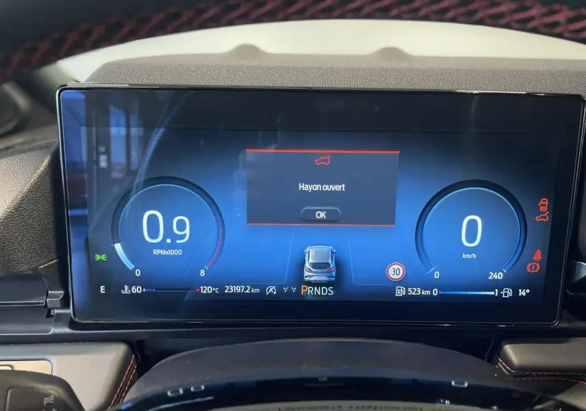 Affichage numérique du tableau de bord du Ford Puma 2024 avec alerte "Hayon ouvert" en vue frontale.