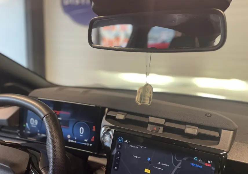 Vue intérieure du tableau de bord du Ford Puma gris clair, avec écran tactile central et volant partiellement visible.