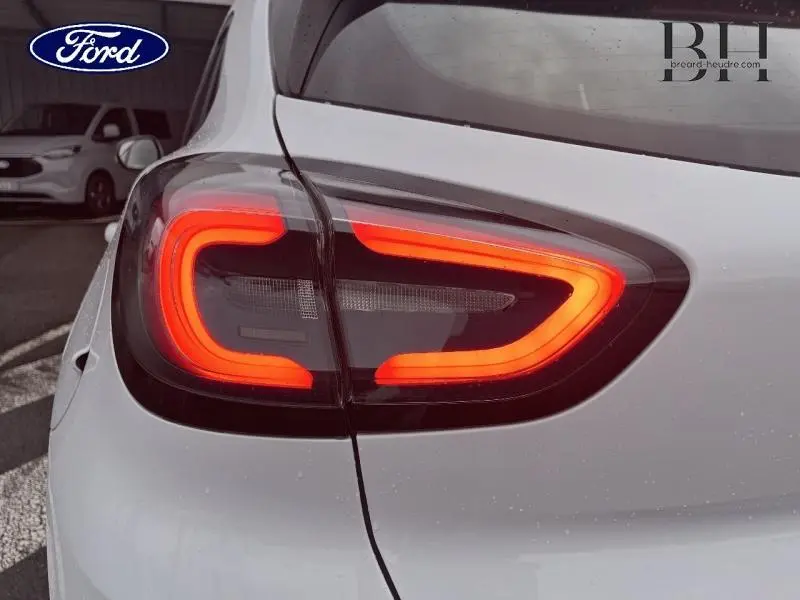 Gros plan sur le feu arrière droit allumé d'une Ford Puma blanc glacier, soulignant son design LED distinctif.