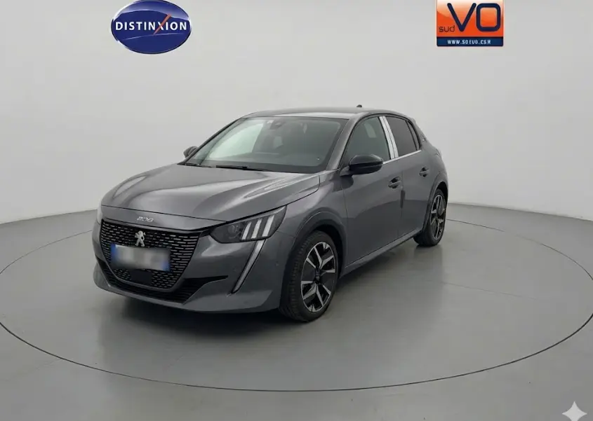Peugeot 208 Hybrid gris en 3/4 avant droit, avec jantes alliage 17 pouces et feux diurnes LED distinctifs.