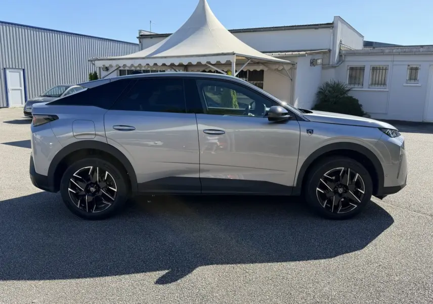Peugeot 3008 gris clair vue de profil côté gauche, avec jantes noires et toit noir contrastant.