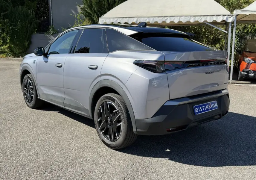 Peugeot 3008 gris clair vue 3/4 arrière droit, avec toit noir et jantes noires distinctives.