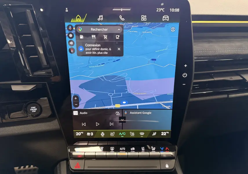 Écran tactile central du tableau de bord du Renault Austral 2026, affichant la navigation avec interface Google Assistant.