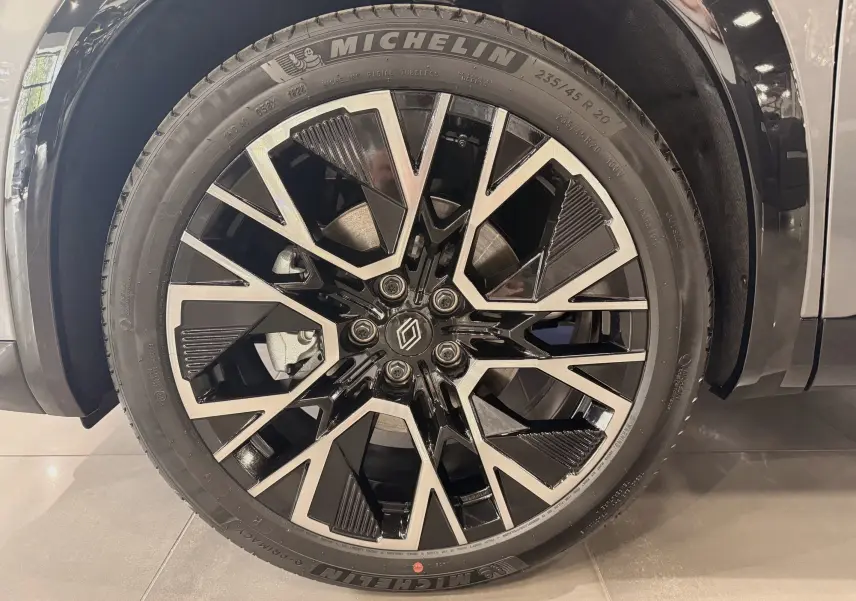 Gros plan sur la jante avant droite du Renault Austral gris Schiste, avec un design noir et argenté et pneu Michelin.