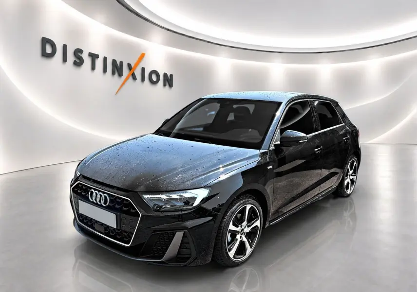 Audi A1 Sportback noir vue 3/4 avant droit avec jantes alliage et phares LED dans un showroom lumineux.