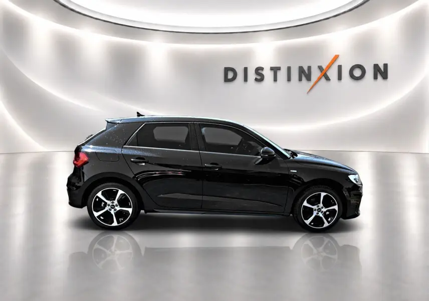Audi A1 Sportback noir vue de profil côté gauche, avec jantes alu et becquet arrière en studio lumineux.